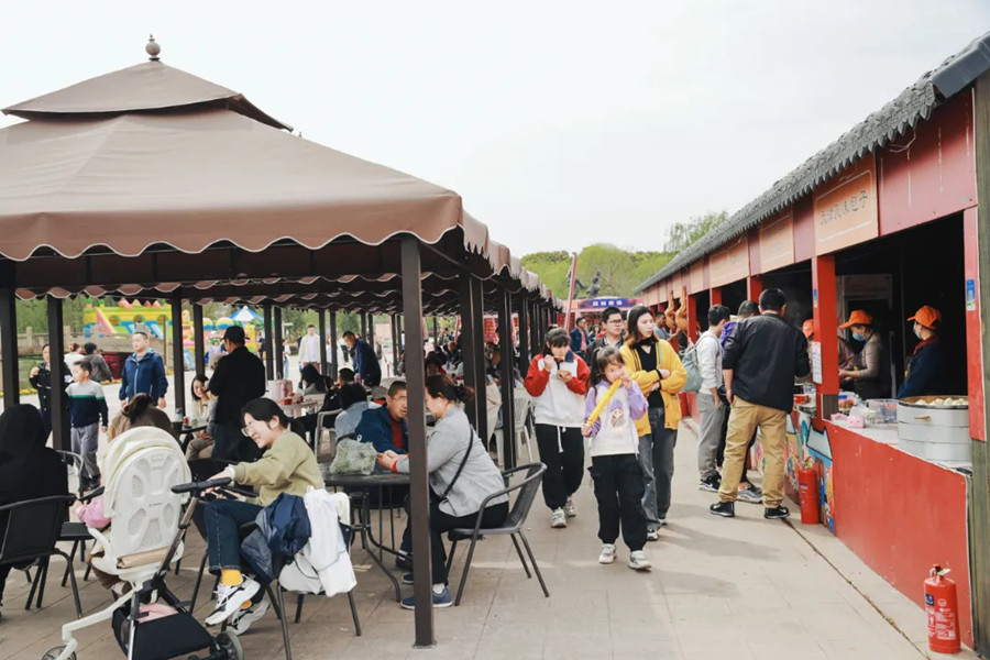The plaza snack market attracts visitors with its food and souvenirs.jpg