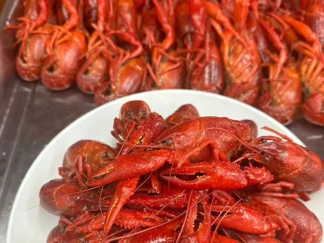 A plate of freshly cooked crayfish at Zhouji Renjia..jpg