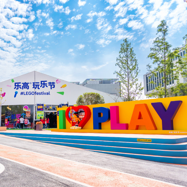 A Lego Festival sign welcomes visitors at the resort.png