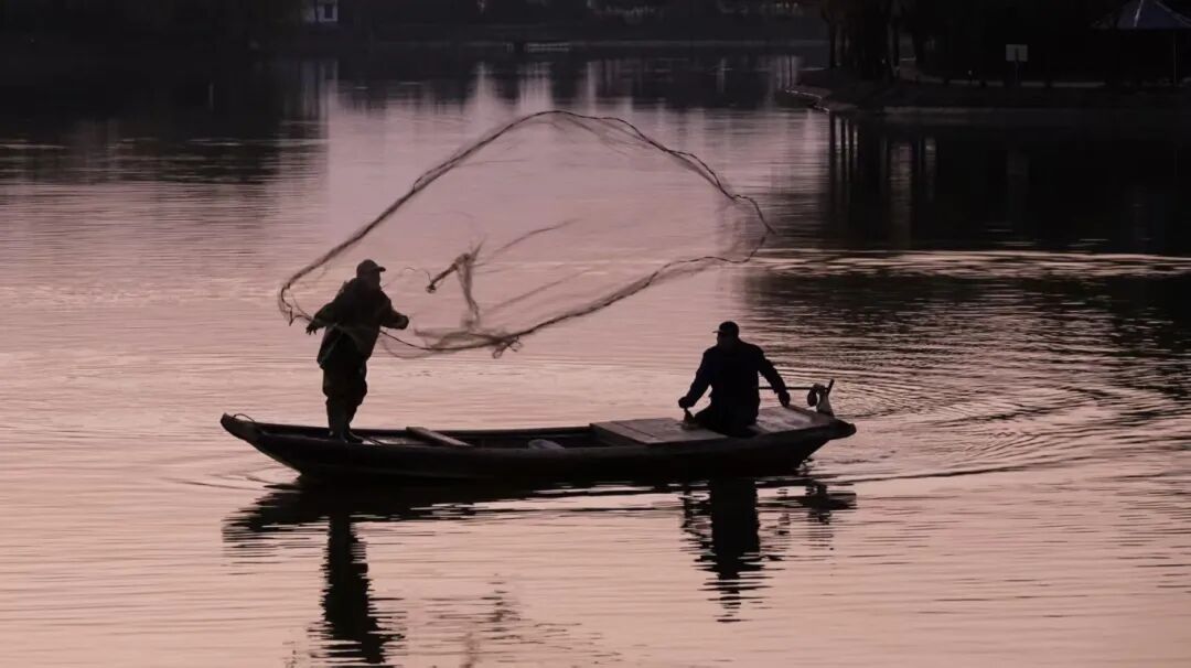 Locals of Yingdong Ecological Village cast their nets from a fishing boat..jpg