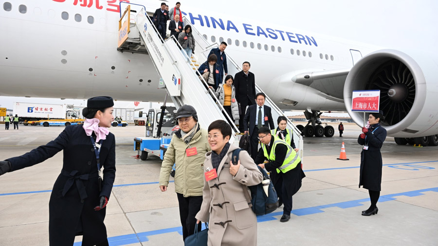 National lawmakers from Shanghai arrive in Beijing for annual session