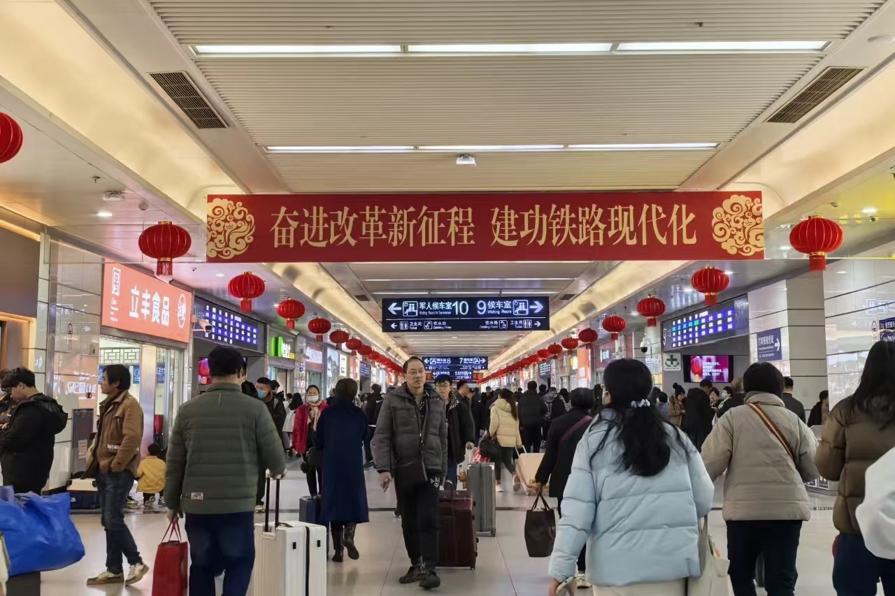 Shanghai's major railway stations operate 24/7 for Spring Festival rush