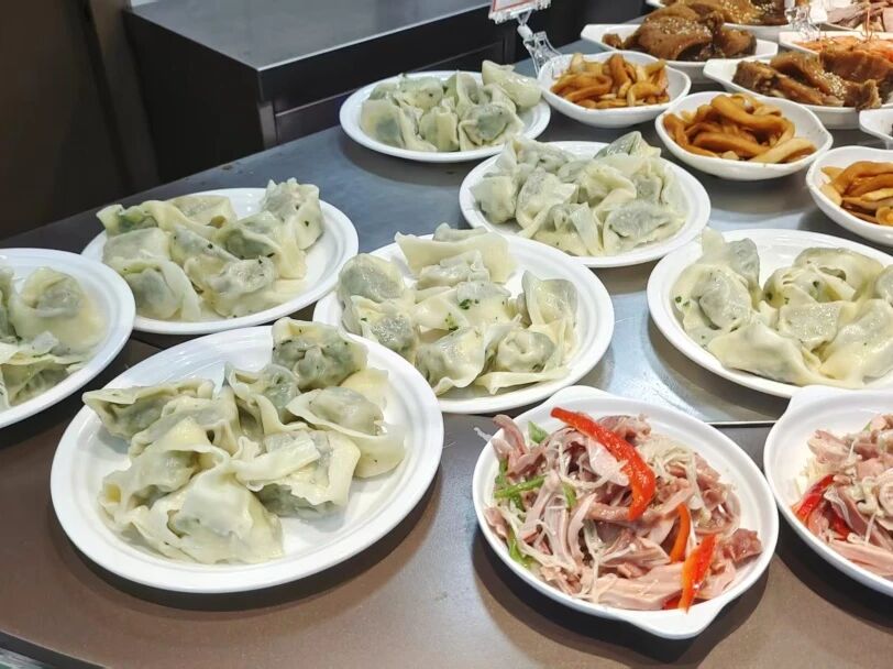The community canteen offers wontons and other dishes in individual portions, allowing diners to pick and choose as they like.jpg
