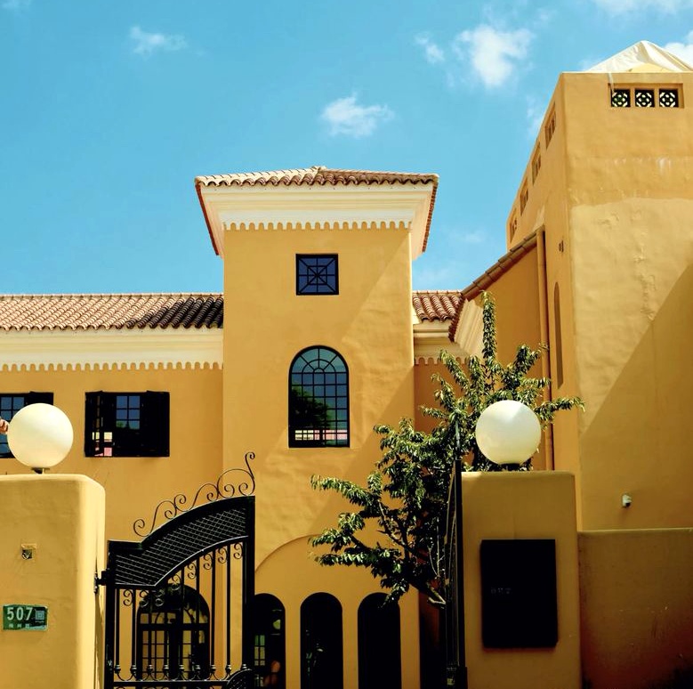 The exterior of Larmonda.jpg