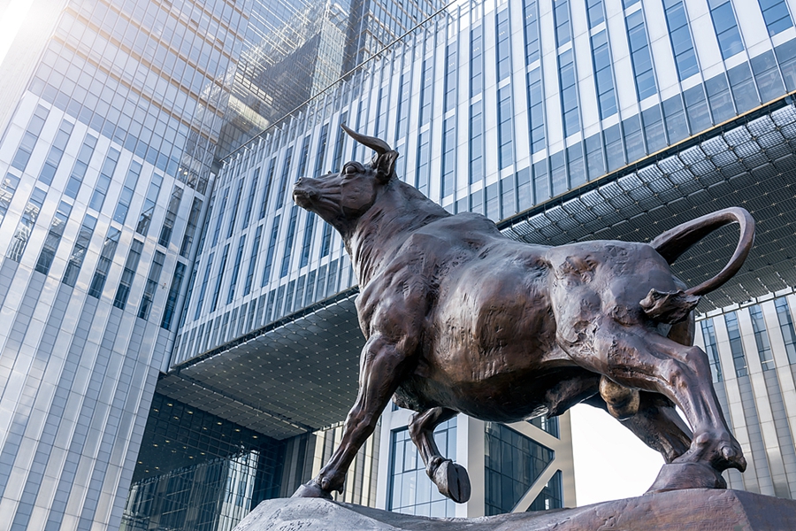 A bronze bull stands outside the Shanghai Stock Exchange building in Shanghai. [Photo VCG].jpeg