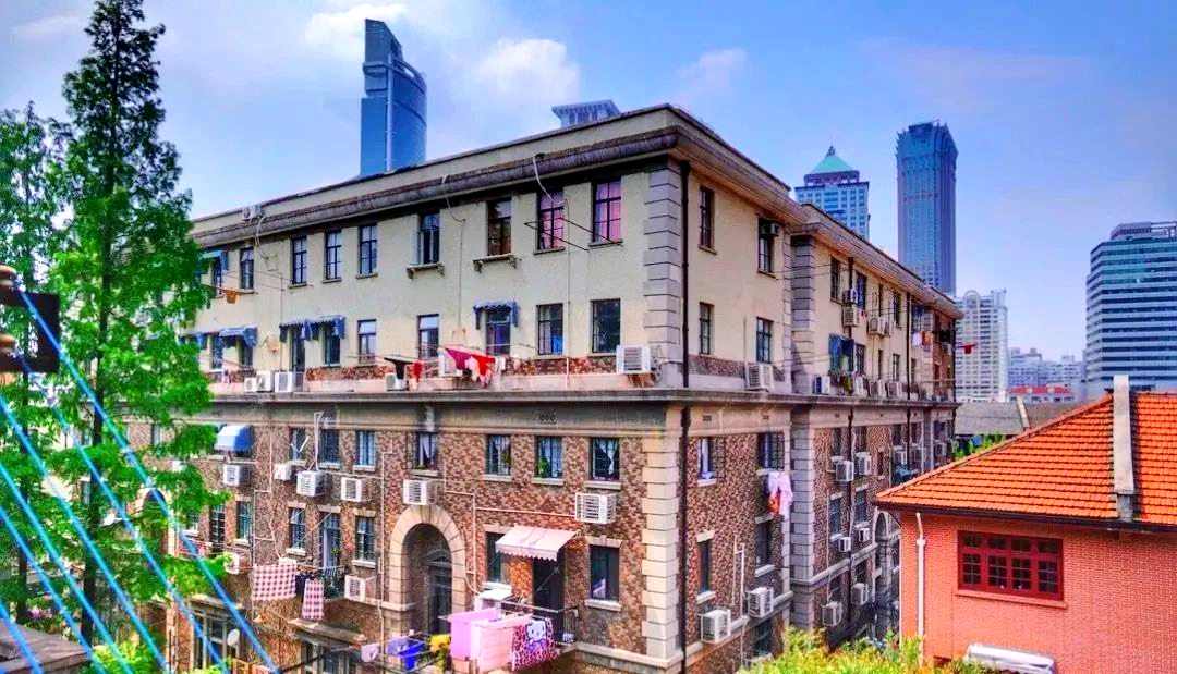 From confusion to clarity: How bilingual signage guides a global community