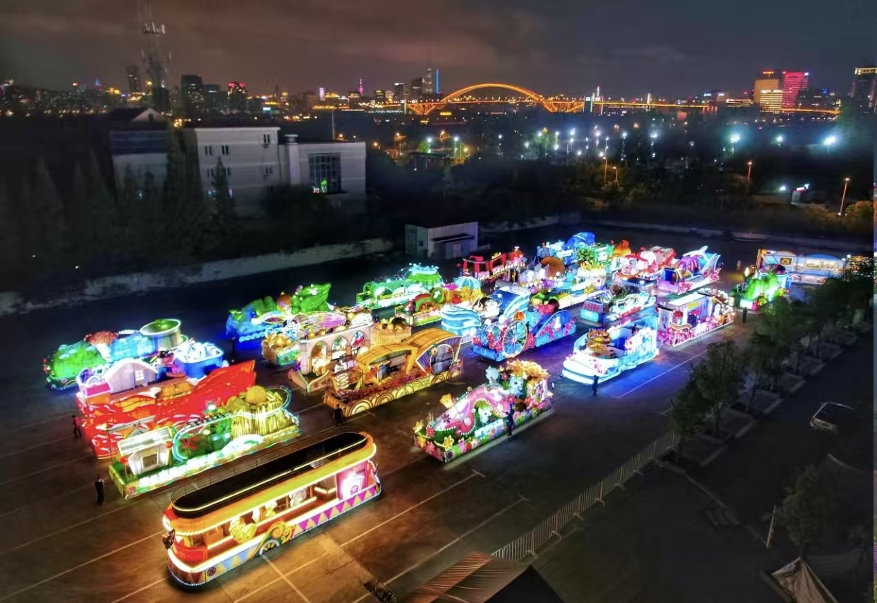 The opening ceremony of the float parade in 2023.jpg